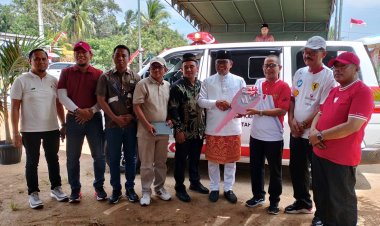 Bupati Pelalawan Serahkan Ambulans untuk Warga Air Kuning