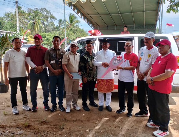 Bupati Pelalawan Serahkan Ambulans untuk Warga Air Kuning